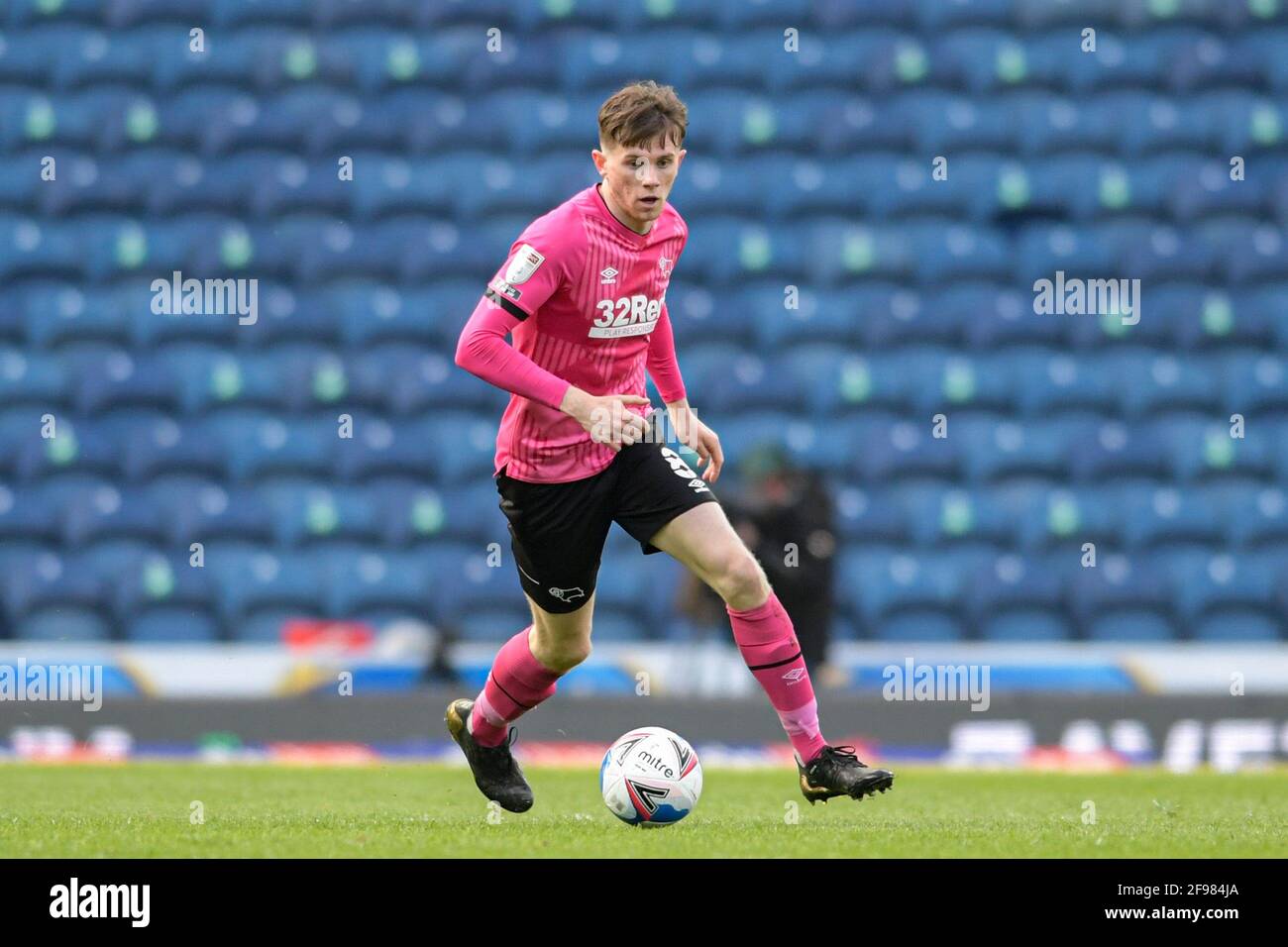 Blackburn, Royaume-Uni. 16 avril 2021. Max Bird #8 du comté de Derby court avec le ballon à Blackburn, Royaume-Uni le 4/16/2021. (Photo de Simon Whitehead/News Images/Sipa USA) crédit: SIPA USA/Alay Live News Banque D'Images