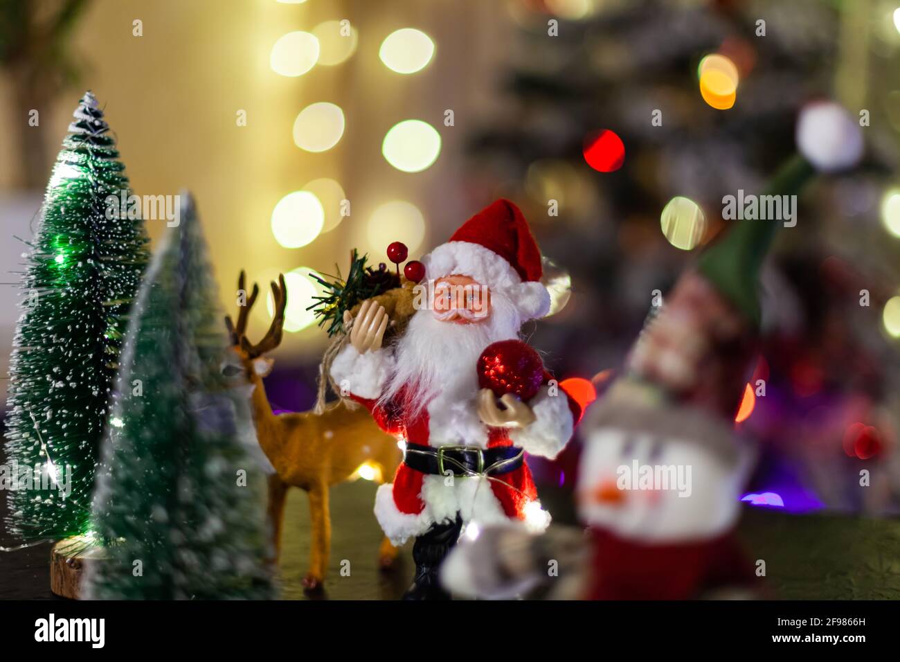 Jouet Père Noël au milieu de la lumière de la guirlande Banque D'Images