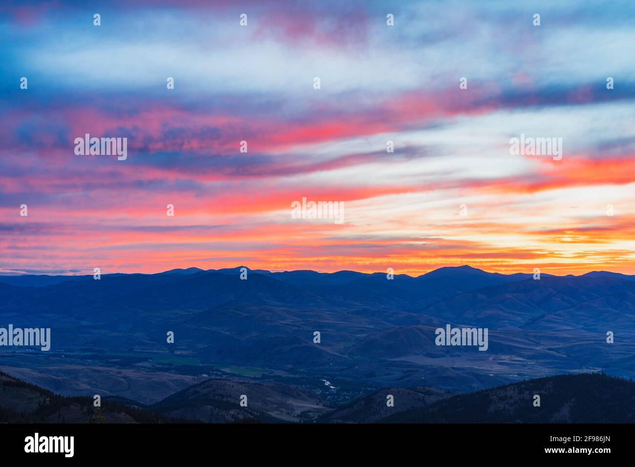 Nuages rouges et orange au lever du soleil dans la vallée de Metow, Washington Banque D'Images