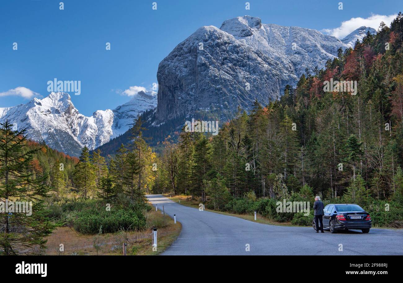 Autoroute vers le Großer Ahornboden dans la vallée de la Riss avec les montagnes de Karwendel, Vomp, Tyrol, Autriche Banque D'Images