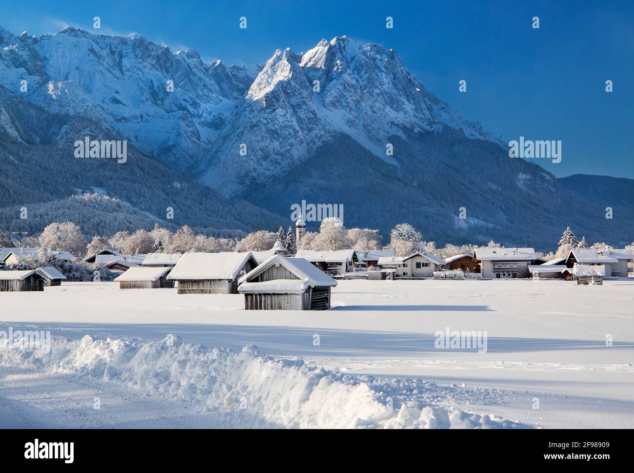 Paysage d'hiver avec des granges de foin contre Waxenstein (2277m) dans le Zugsptzgruppe (2962m), Garmisch-Partenkirchen, montagnes de Wetterstein, pays de Werdenfelser, haute-Bavière, Bavière, Allemagne Banque D'Images