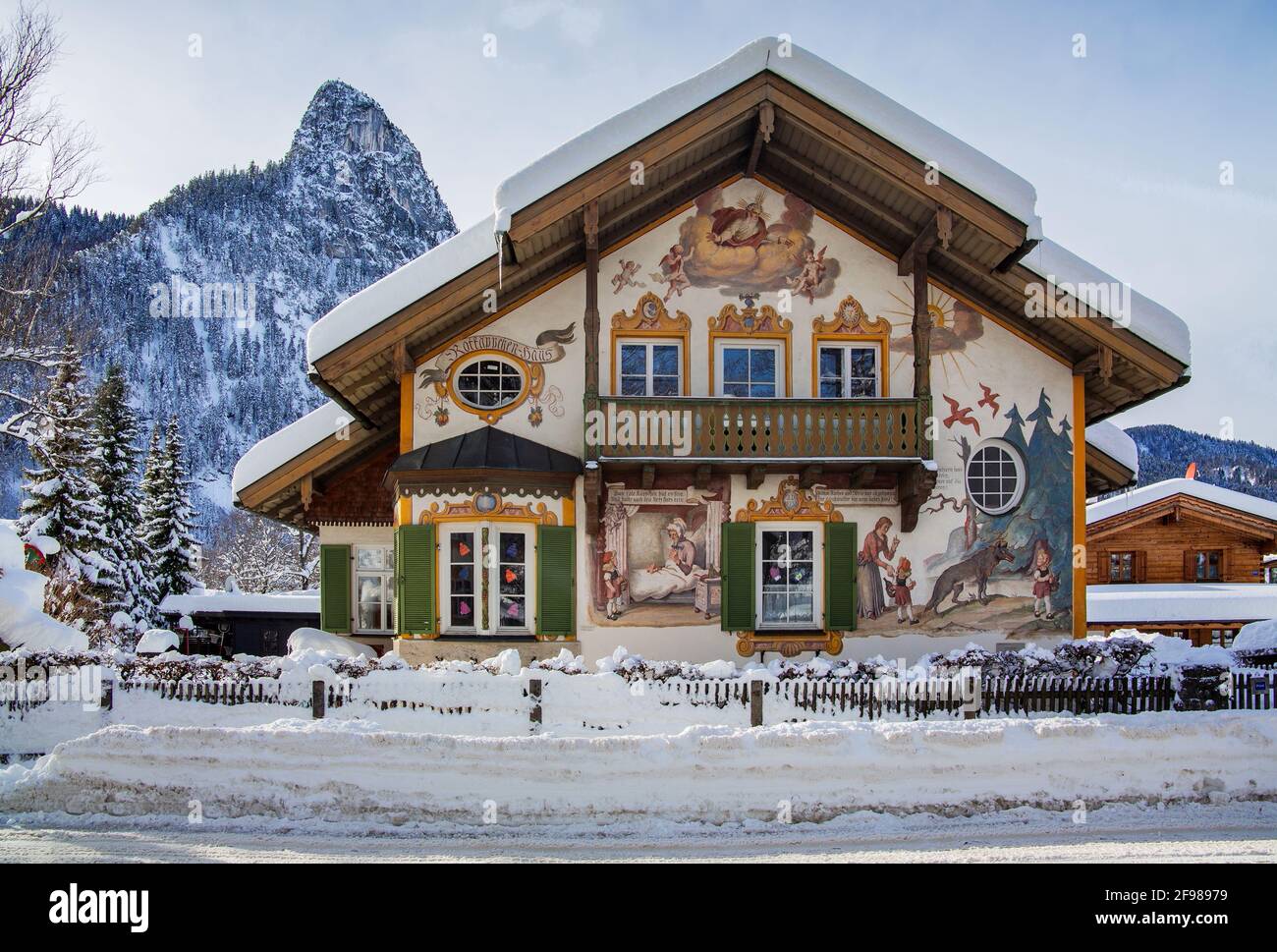 Rotkäppchenhaus avec Lüftlmalerei contre le Kofel (1342m), Oberammergau, Ammertal, Parc naturel des Alpes d'Ammergau, haute-Bavière, Bavière, Allemagne Banque D'Images