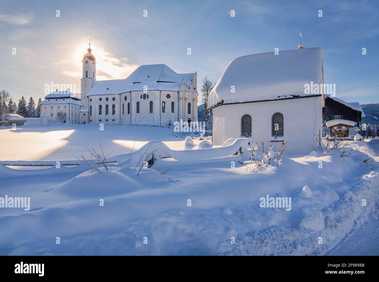 Paysage d'hiver avec une petite chapelle et l'église de pèlerinage Wieskirche dans le quartier de Wies, Steingaden, Pfaffenwinkel, Romantische Strasse, haute-Bavière, Bavière, Allemagne Banque D'Images