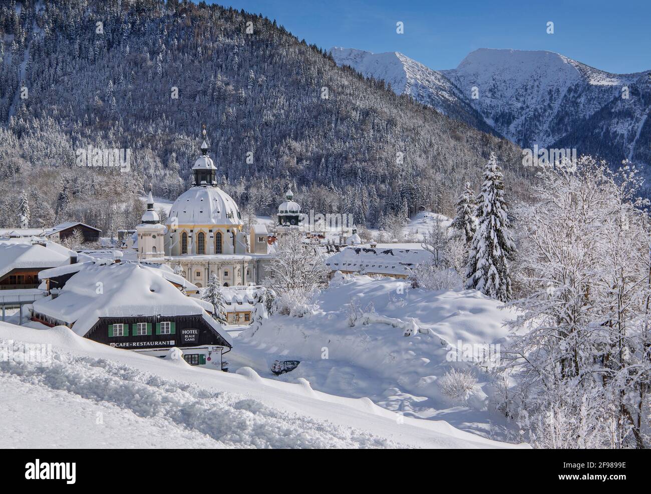 Vue sur la ville avec le monastère de l'Ettal, Ettal, Ettaler Sattel, Parc naturel des Alpes d'Ammergau, haute-Bavière, Bavière, Allemagne Banque D'Images