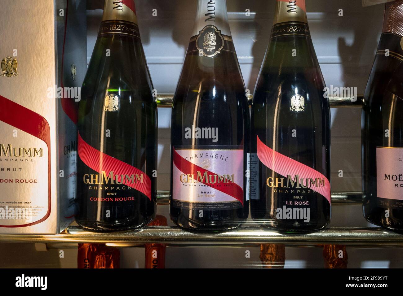 PARIS, FRANCE - 3 AVRIL 2021 : logo Mumm champagne sur les bouteilles exposées dans une boutique. GH Mumm est une marque française de vin champaign, qui fait partie de Pernod Ricard Banque D'Images