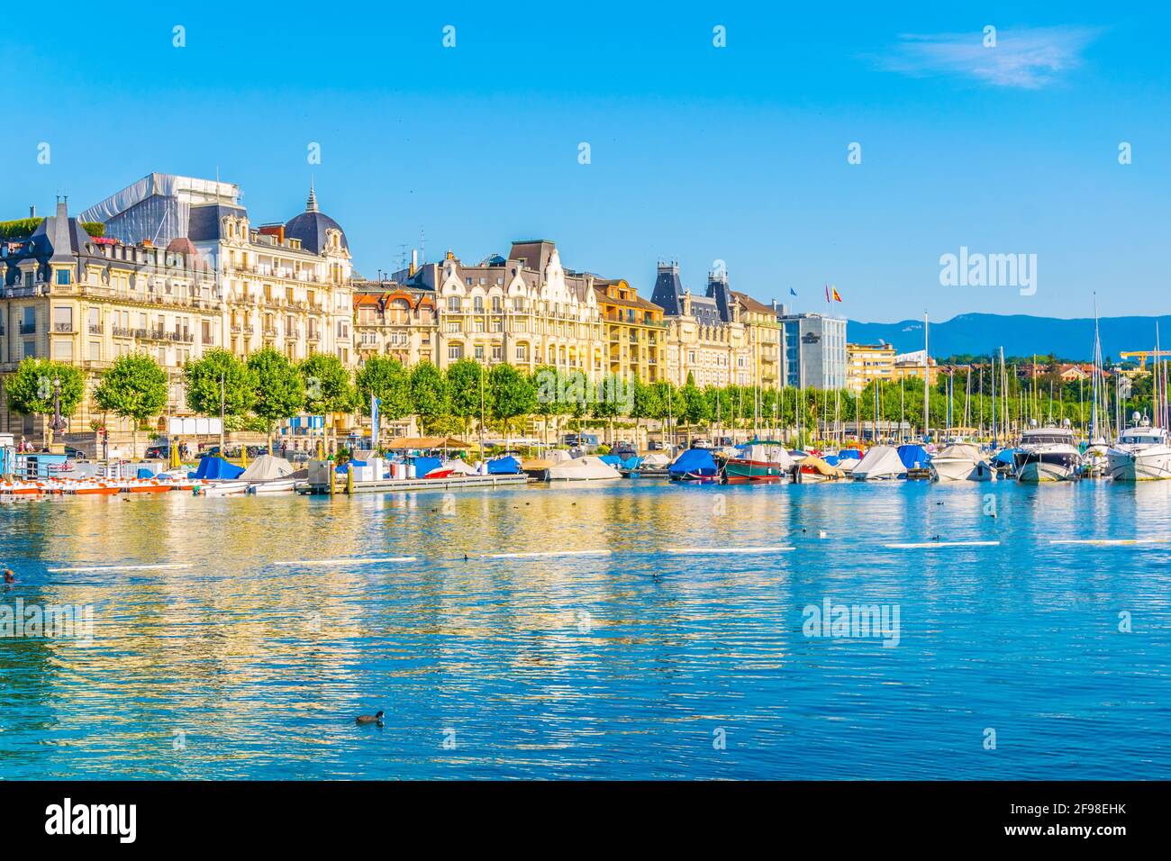 paysage-urbain-de-gen-ve-vu-derri-re-le-lac-de-gen-ve-lac-l-man-en
