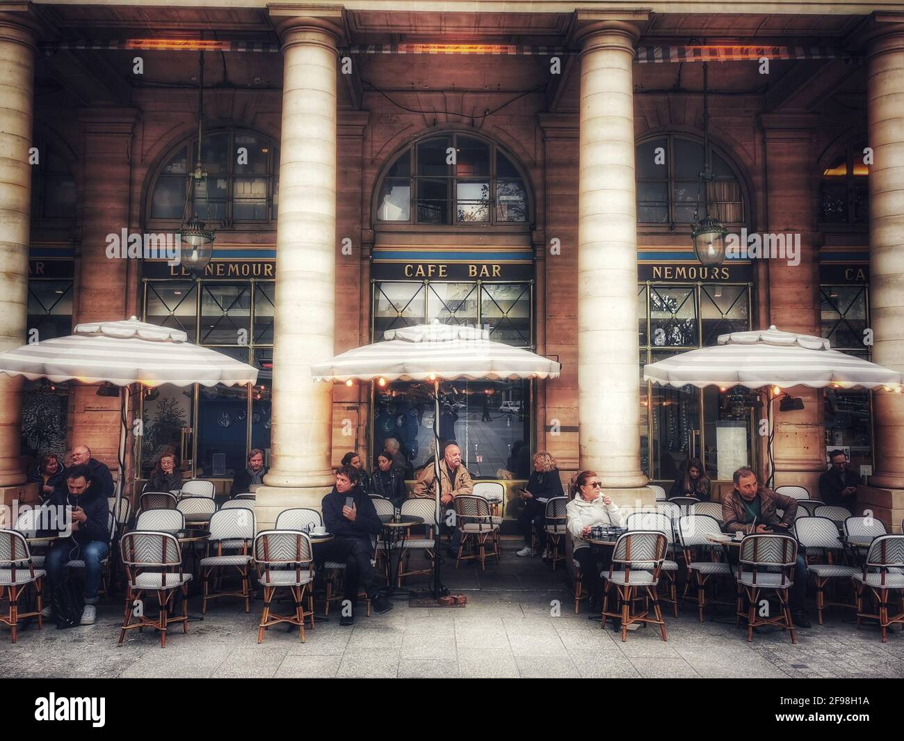 Café-terrasse à Paris Banque D'Images