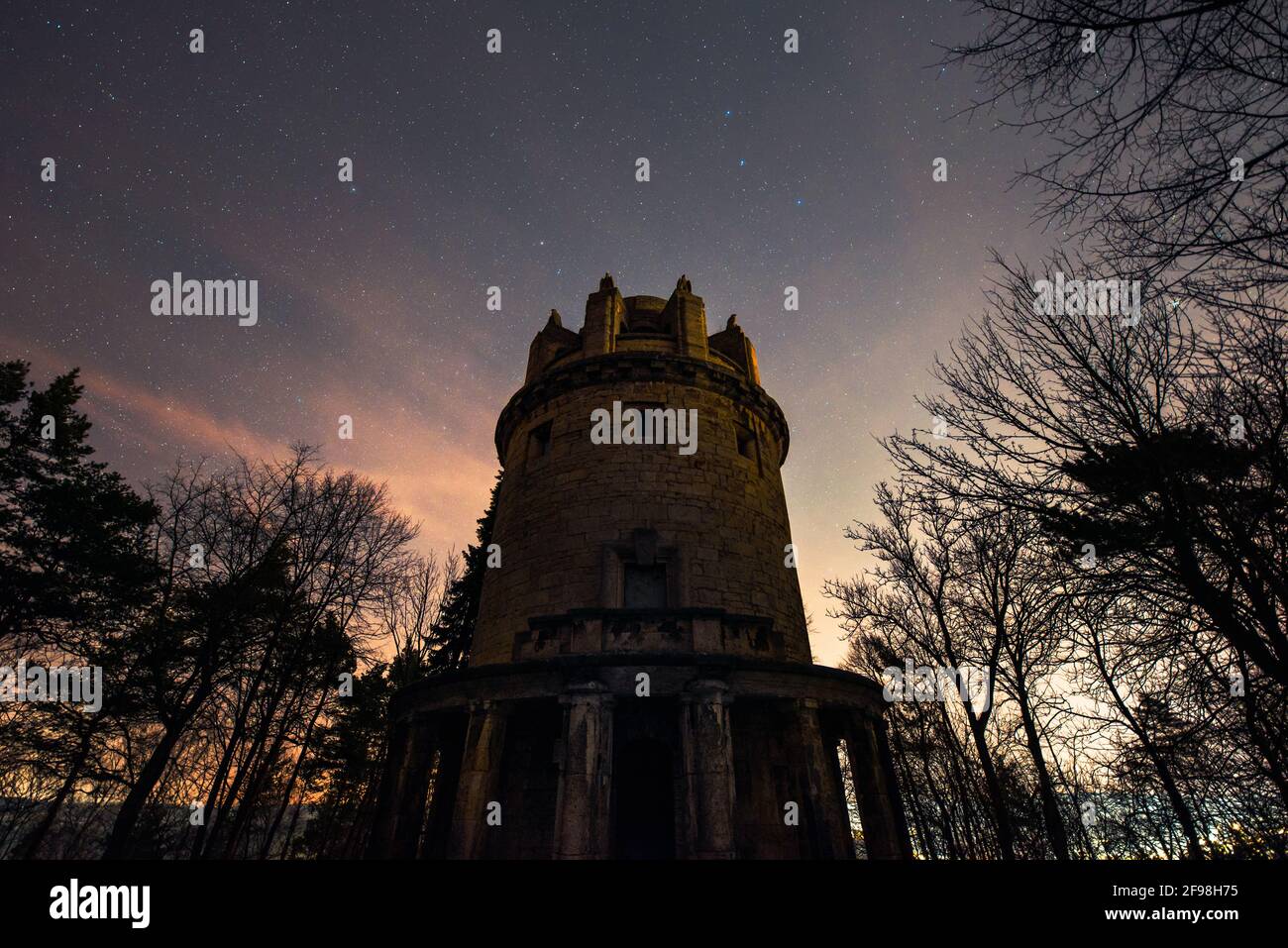 Silhouette de la Tour Bismarck à Jena la nuit Banque D'Images