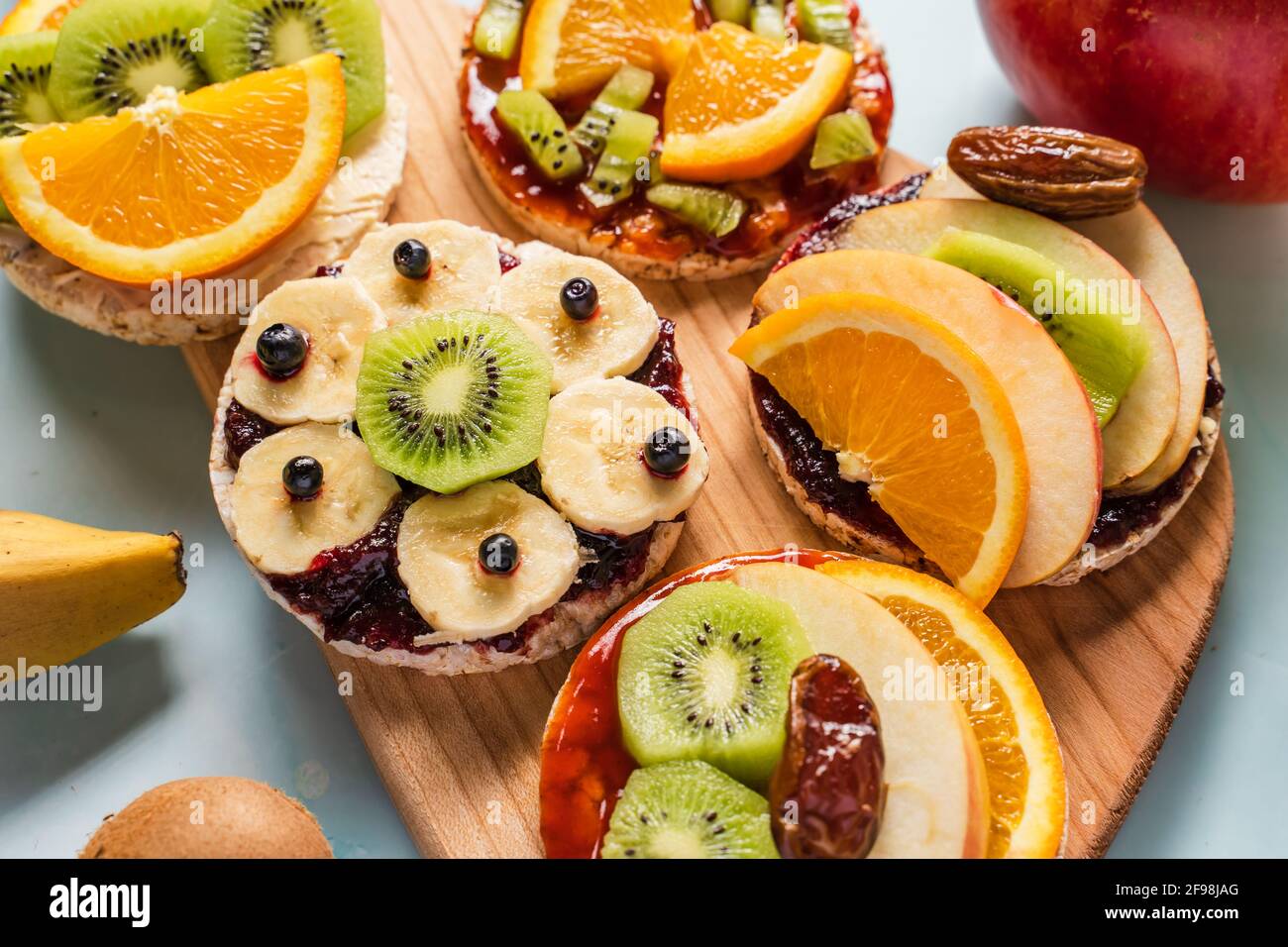 Gateaux De Riz Croustillants Et Souffles Sur La Table Avec Kiwi Aux Fruits Frais Banane Pomme Bleuets Framboises Et Orange Sur La Table Vue De Dessus Sur Les Legumes Biologiques Sains