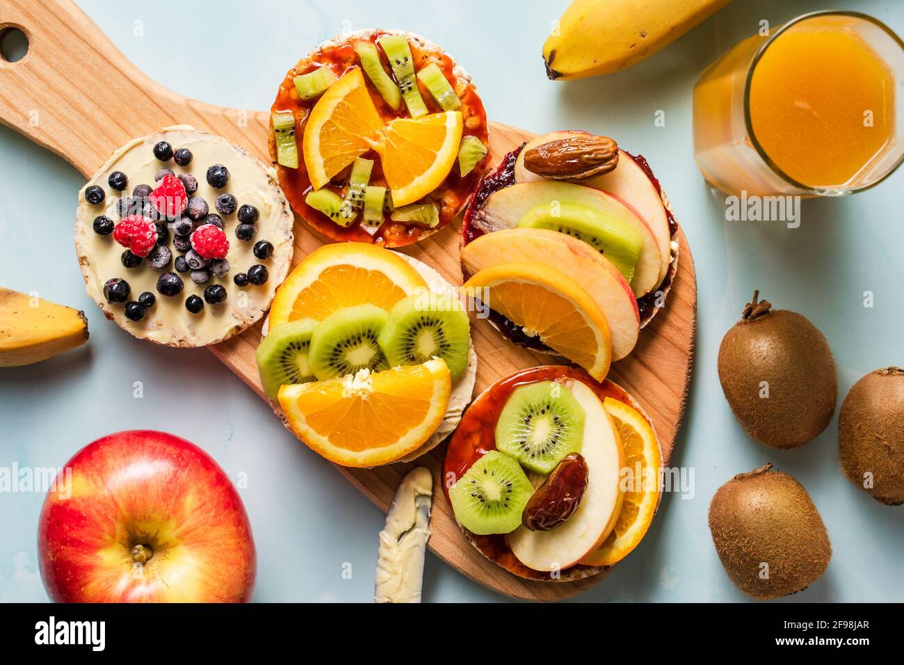 Gateaux De Riz Croustillants Et Souffles Sur La Table Avec Kiwi Aux Fruits Frais Banane Pomme Bleuets Framboises Et Orange Sur La Table Vue De Dessus Sur Les Legumes Biologiques Sains