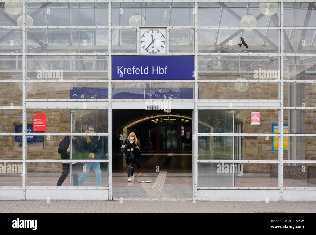 Krefeld, Rhénanie-du-Nord-Westphalie, Allemagne - la gare centrale de Krefeld en temps de crise de la corona avec le second verrouillage Banque D'Images