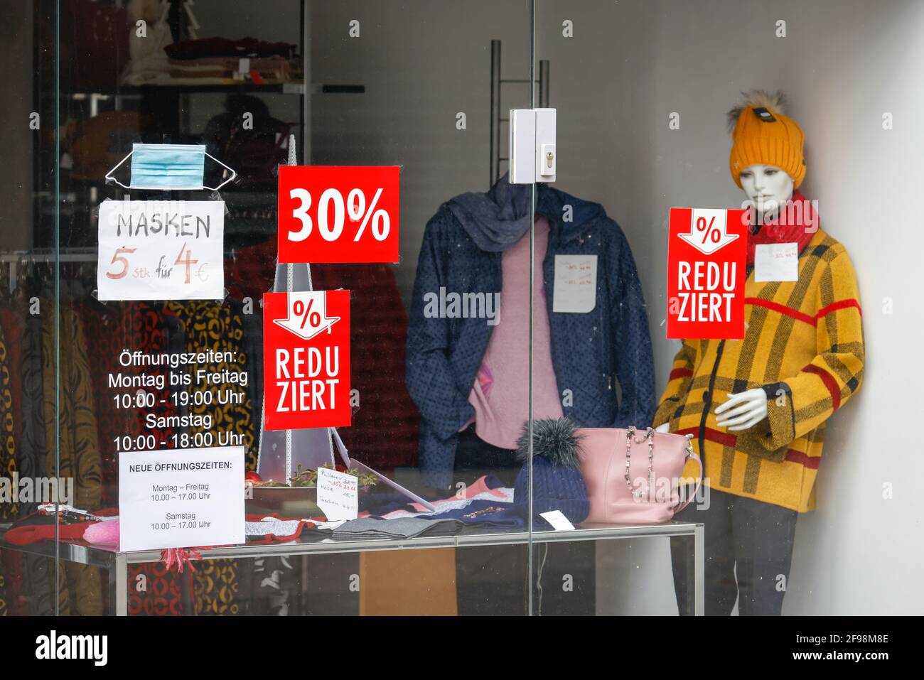 Krefeld, Rhénanie-du-Nord-Westphalie, Allemagne - centre-ville de Krefeld en temps de crise de la couronne pendant le second confinement, la plupart des magasins sont fermés, des mannequins sont placés dans la vitrine d'un magasin de mode de Hochstrasse, la principale rue commerçante. Banque D'Images