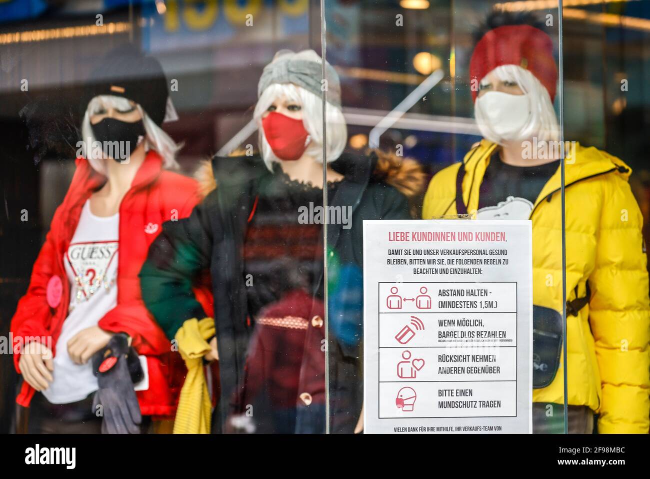 Krefeld, Rhénanie-du-Nord-Westphalie, Allemagne - Centre-ville de Krefeld en période de crise de la couronne pendant le second confinement, la plupart des magasins sont fermés, des mannequins avec des masques et des instructions sur les règles de conduite dans la vitrine d'un magasin de mode sur Hochstrasse, la principale rue commerçante. Banque D'Images