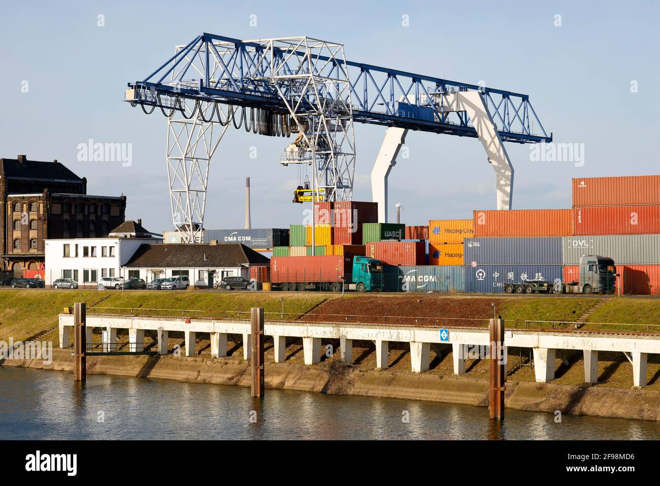 Krefeld, Rhénanie-du-Nord-Westphalie, Allemagne - le Rheinhafen Krefeld est le quatrième plus grand port de Rhénanie-du-Nord-Westphalie, manutences de conteneurs au terminal de conteneurs KCT Krefeld. Banque D'Images
