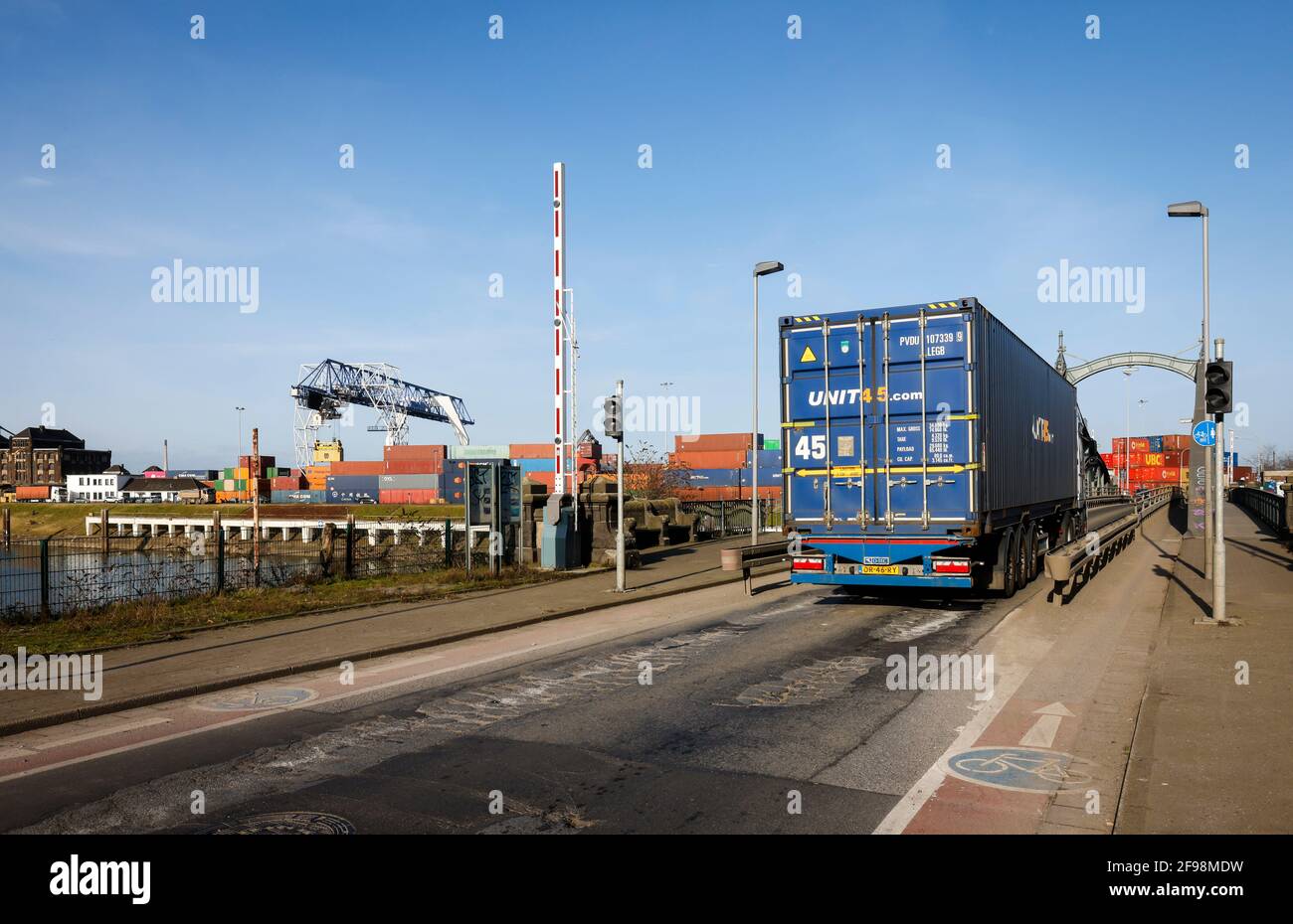 Krefeld, Rhénanie-du-Nord-Westphalie, Allemagne - le Rheinhafen Krefeld est le quatrième plus grand port de la Rhénanie-du-Nord-Westphalie, des conteneurs-cars franchissant le pont tournant historique jusqu'au terminal à conteneurs KCT Krefeld. Banque D'Images