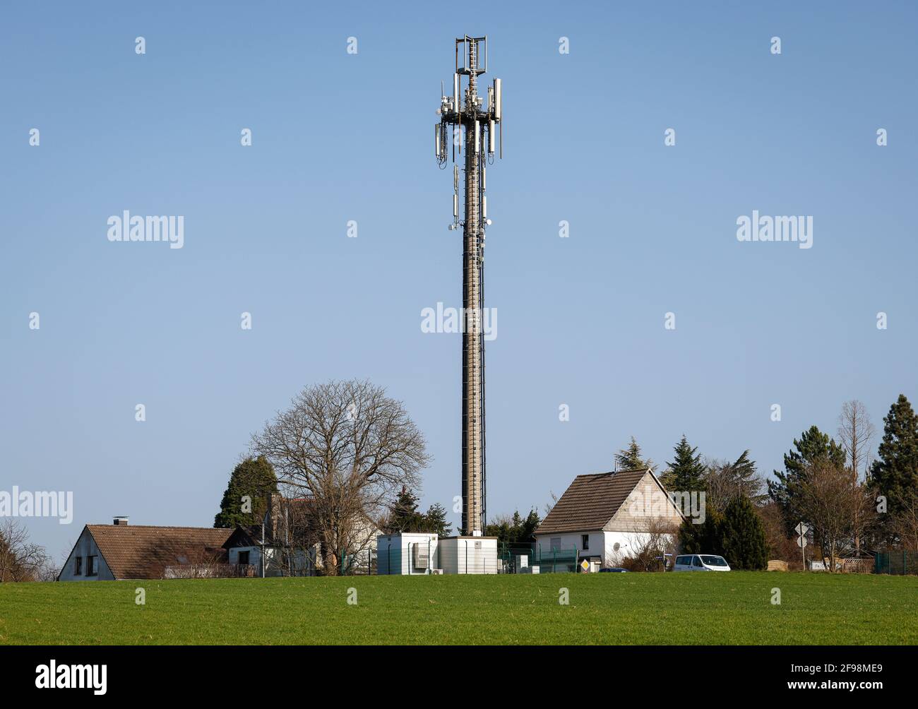 Hagen, Rhénanie-du-Nord-Westphalie, Allemagne - tour cellulaire à la campagne. Banque D'Images