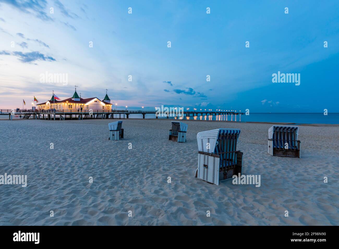 Allemagne, Mecklembourg-Poméranie occidentale, Mer Baltique côte Baltique côte, Usedom île, Ahlbeck, station balnéaire, jetée, plage, chaises de plage Banque D'Images