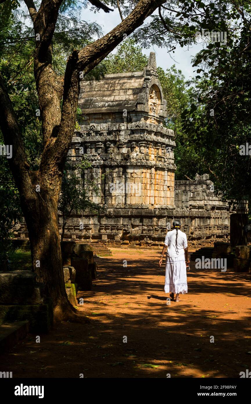 Sri Lanka, Nalanda, monastère Nalanda Gedige, femme, zurückanischt, Banque D'Images