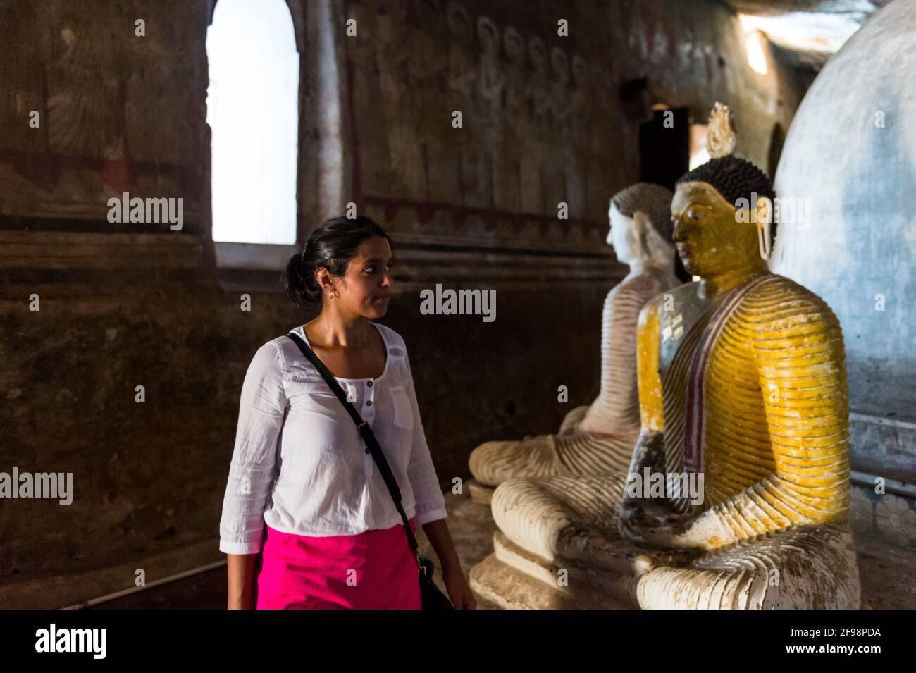 Sri Lanka, Dambulla, temple de la grotte de Dambulla, croyants, statue, Banque D'Images