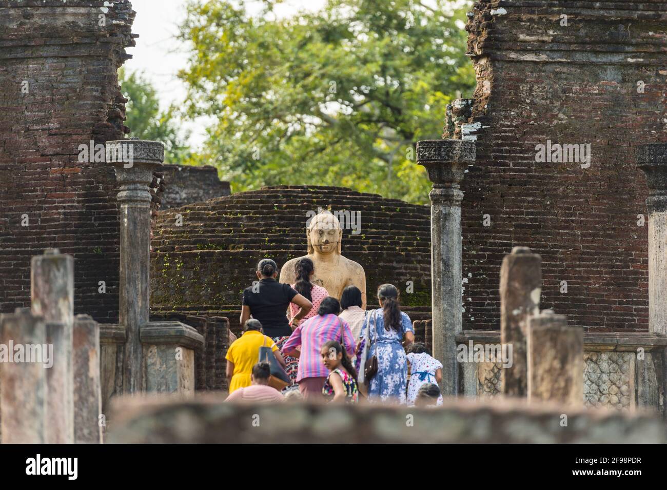 Sri Lanka, Poonnaruwa, temple de Hatage, statue, croyant, Banque D'Images