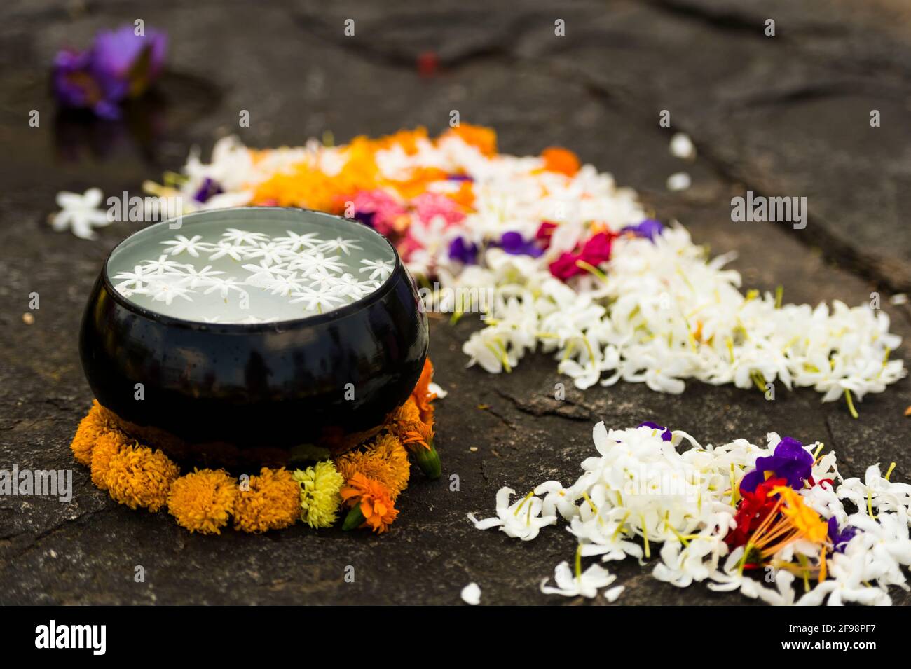 Sri Lanka, Anuradhapura, Ruwanweli Seya Dagoba, bol d'offrande, fleurs, Banque D'Images