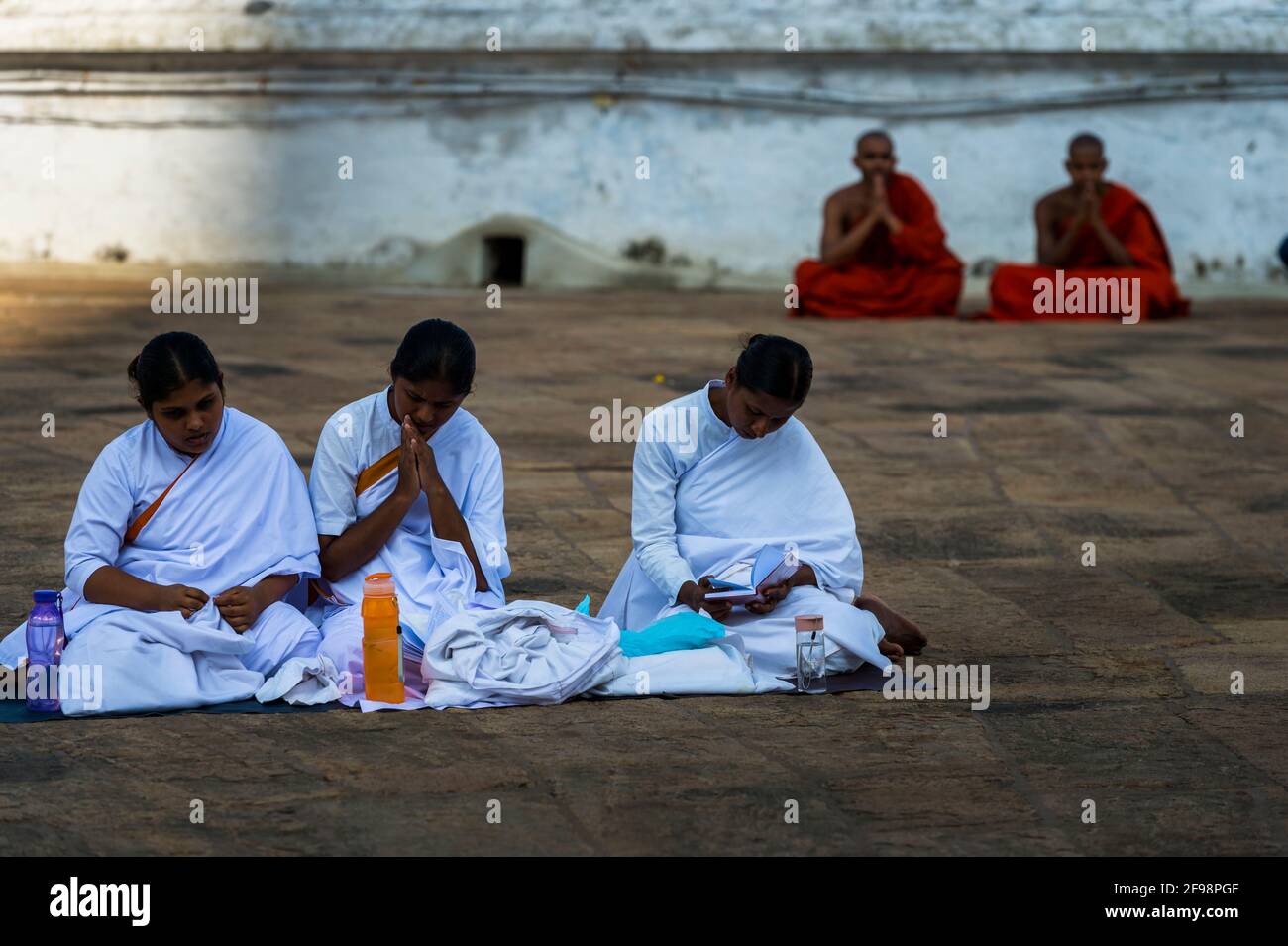 Sri Lanka, Anuradhapura, Ruwanweli Seya Dagoba, moines, nonnes, priez, Banque D'Images