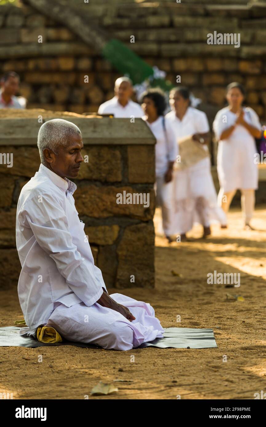 Sri Lanka, Anuradhapura, temple Sri Maha Bodhi Dagoba, croyant, méditer, Banque D'Images