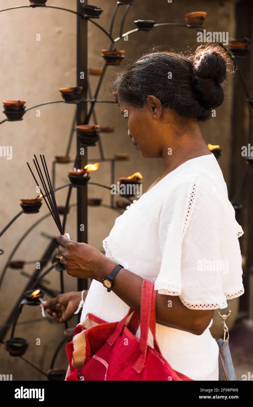 Sri Lanka, Kataragama, temple de Kataragama, femme, bougies sacrificielles, bâtons d'encens Banque D'Images