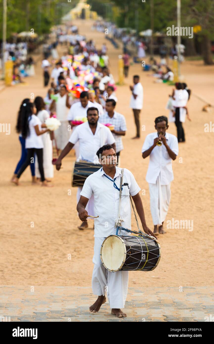 Sri Lanka, Kataragama, Temple Kataragama, hommes, batterie Banque D'Images