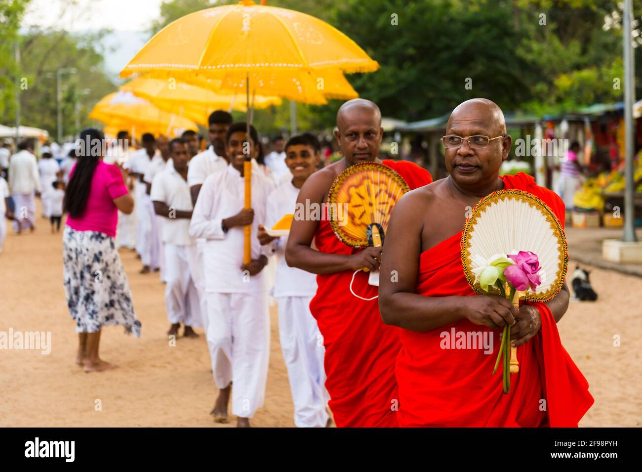 Sri Lanka, Kataragama, Temple Kataragama, moines, procession Banque D'Images