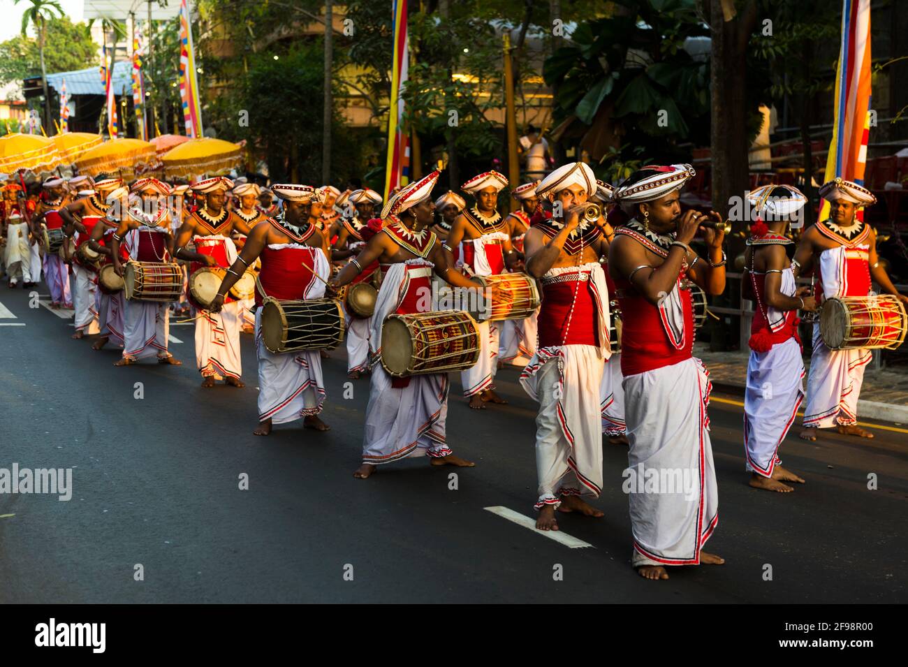 Sri Lanka, Colombo, temple Gangaramaya, festival Nawam Maha Perahera, groupe musical, Banque D'Images