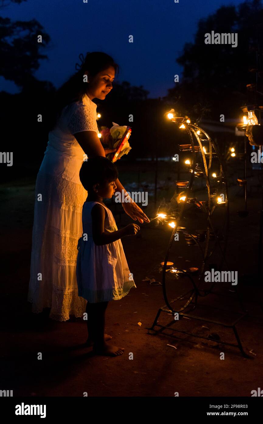 Sri Lanka, Kataragama, temple Kataragama, mère, fille, bougies sacrificielles, nuit, Banque D'Images