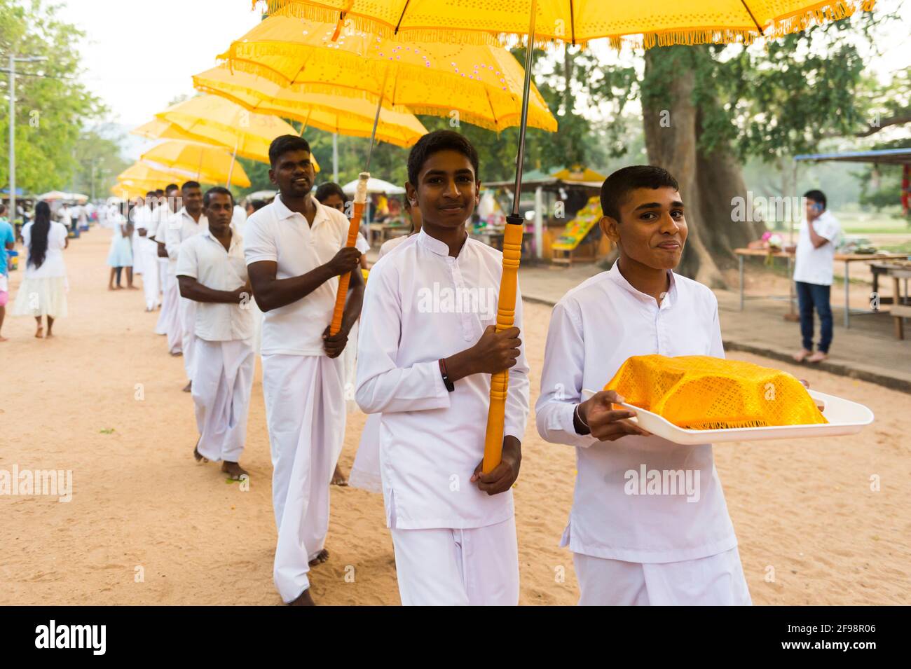 Sri Lanka, Kataragama, temple Kataragama, procession, hommes, garçons, Banque D'Images