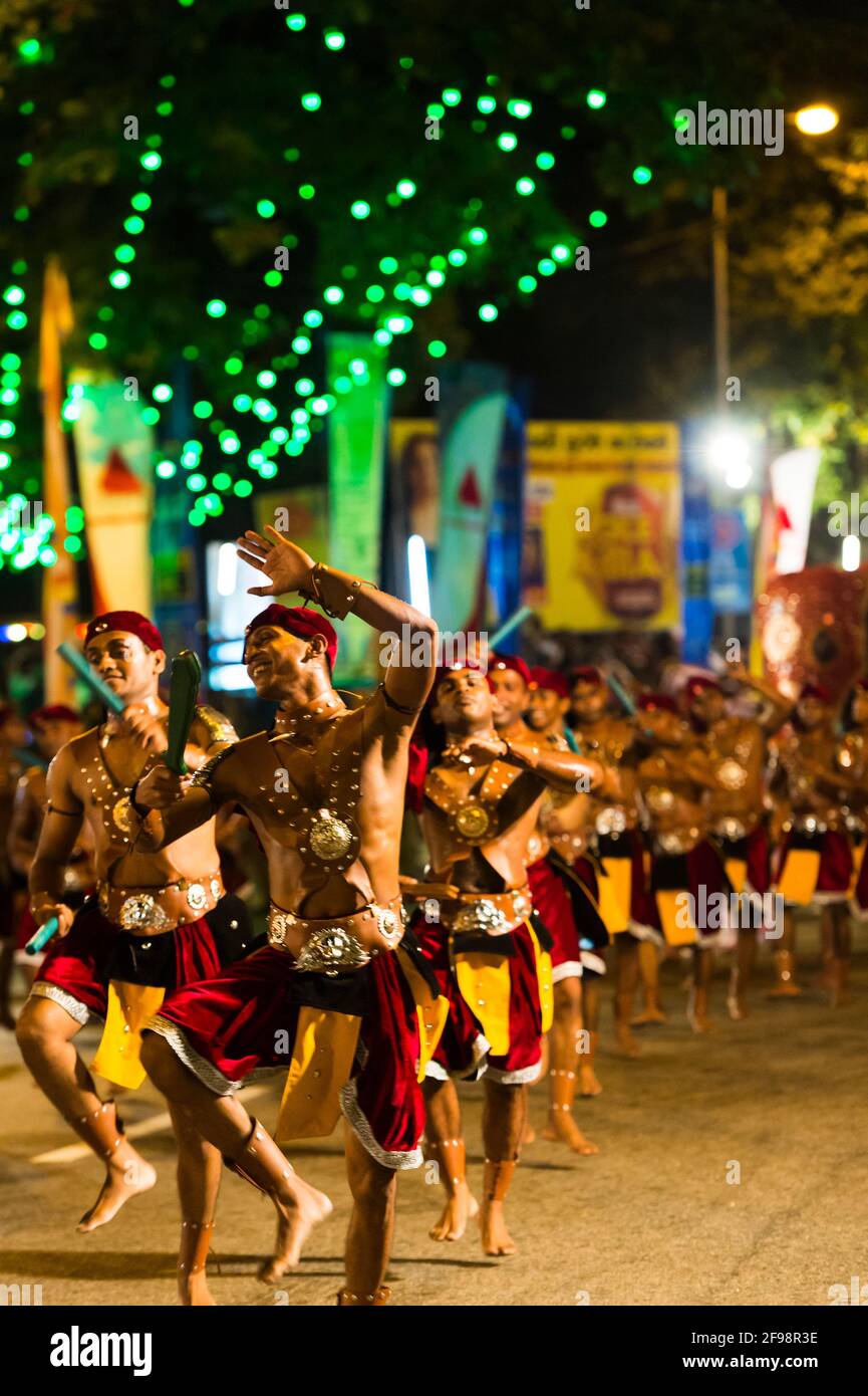 Sri Lanka, Colombo, temple Gangaramaya, festival Nawam Maha Perahera, groupe de danse, Banque D'Images