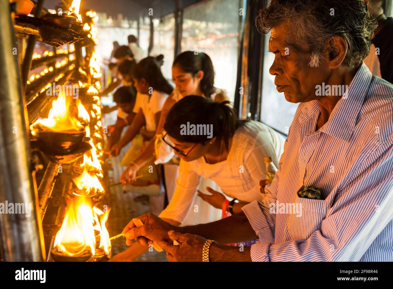 Sri Lanka, Kelaniya, temple de Kelaniya, croyants, bougies sacrificielles, Banque D'Images