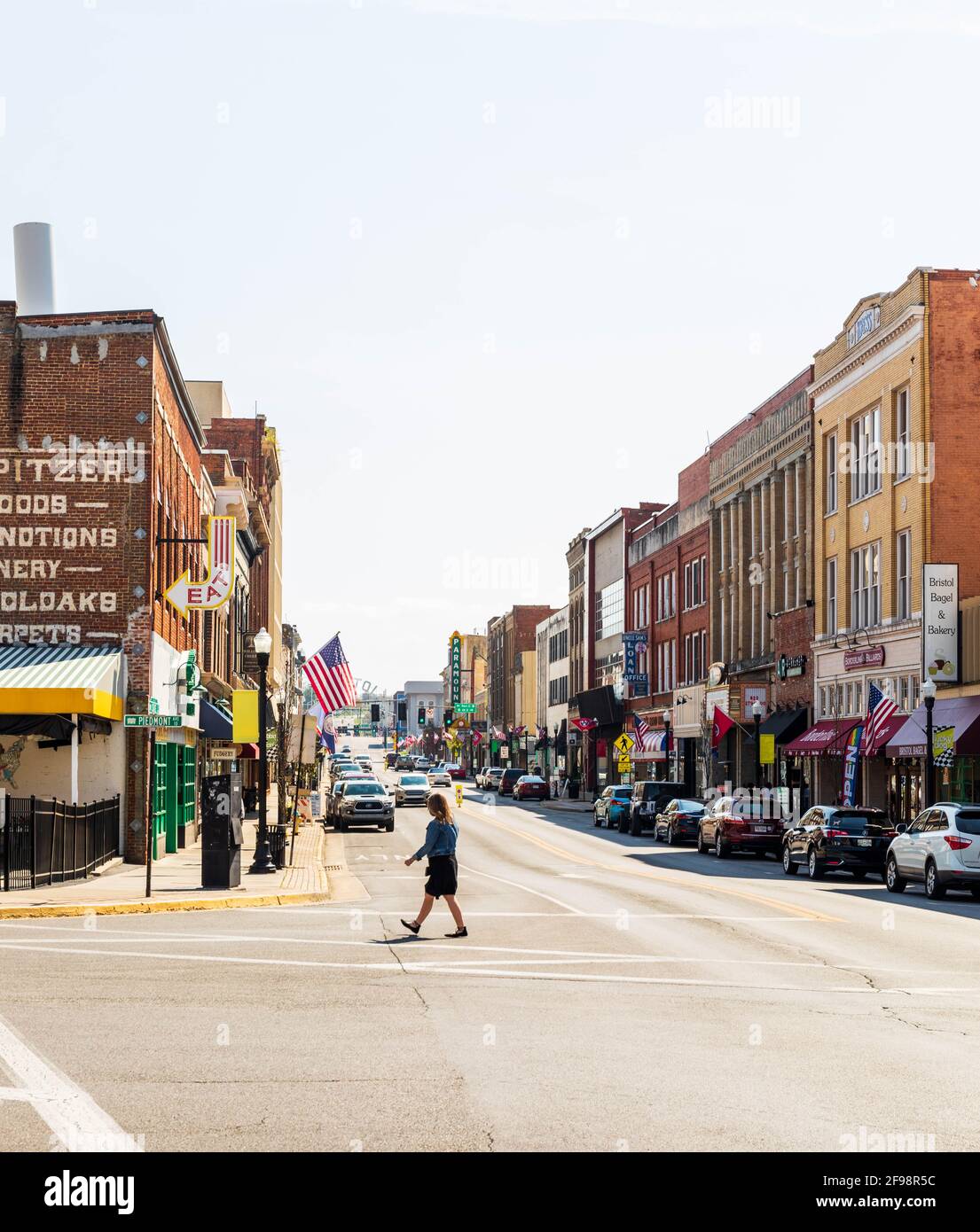 BRISTOL, TN-va, USA-7 AVRIL 2021 : une vue sur l'État de Sreet depuis Piedmont Avenue, par une journée ensoleillée. Femme traverse la rue. Banque D'Images