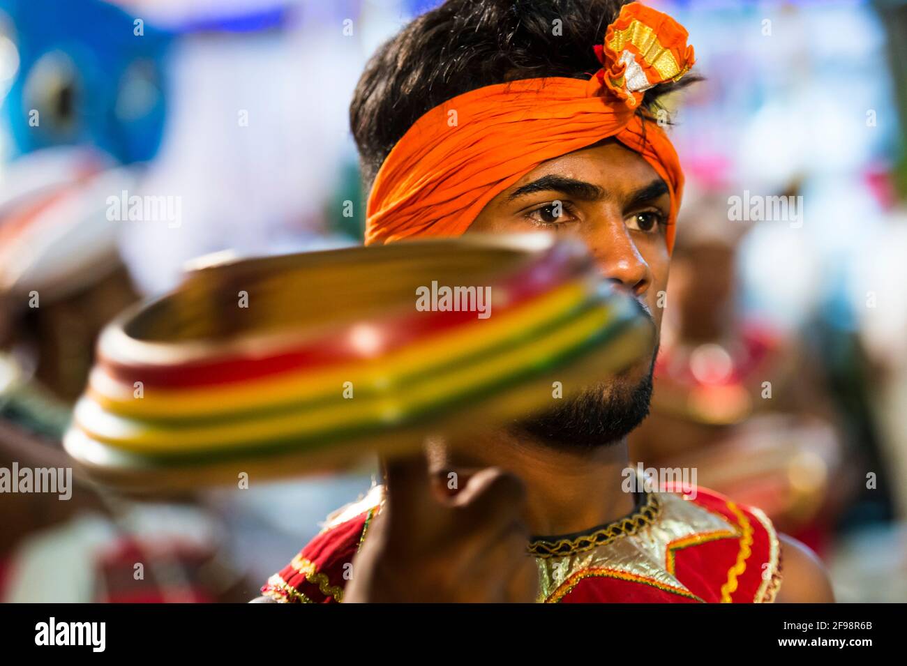 Sri Lanka, Colombo, temple Gangaramaya, festival Nawam Maha Perahera, homme, coquillages, détail, Banque D'Images