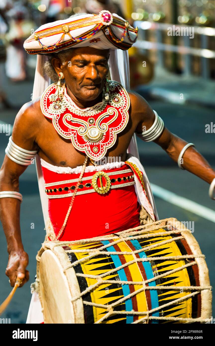 Sri Lanka, Colombo, temple Gangaramaya, festival Nawam Maha Perahera, senior, drum, Banque D'Images