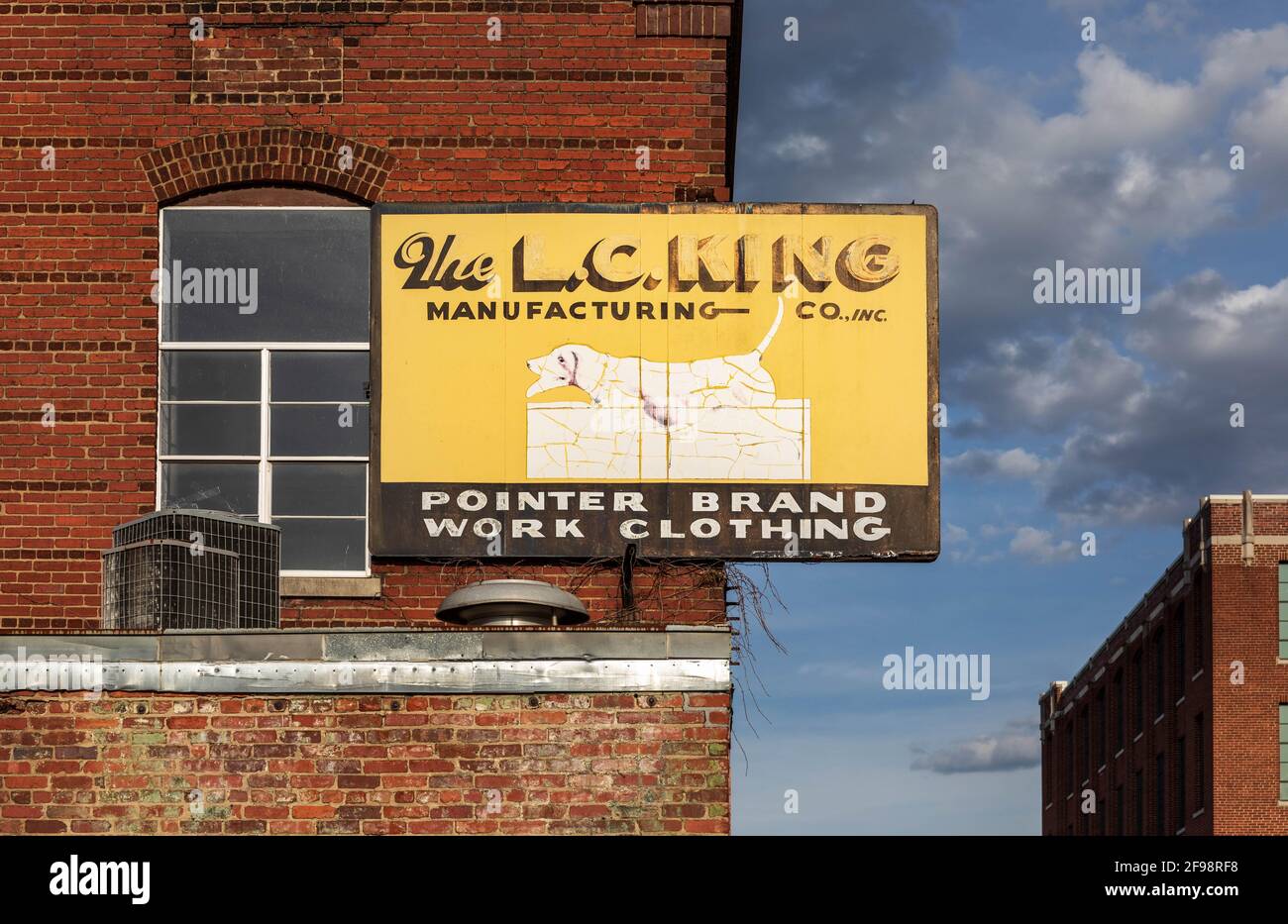 BRISTOL, TN-va, USA-9 AVRIL 2021: Un vieux panneau publicitaire sur un mur d'un bâtiment, pour le L. C. King mfg Co., fabricant de vêtements de travail de marque Pointer. Banque D'Images