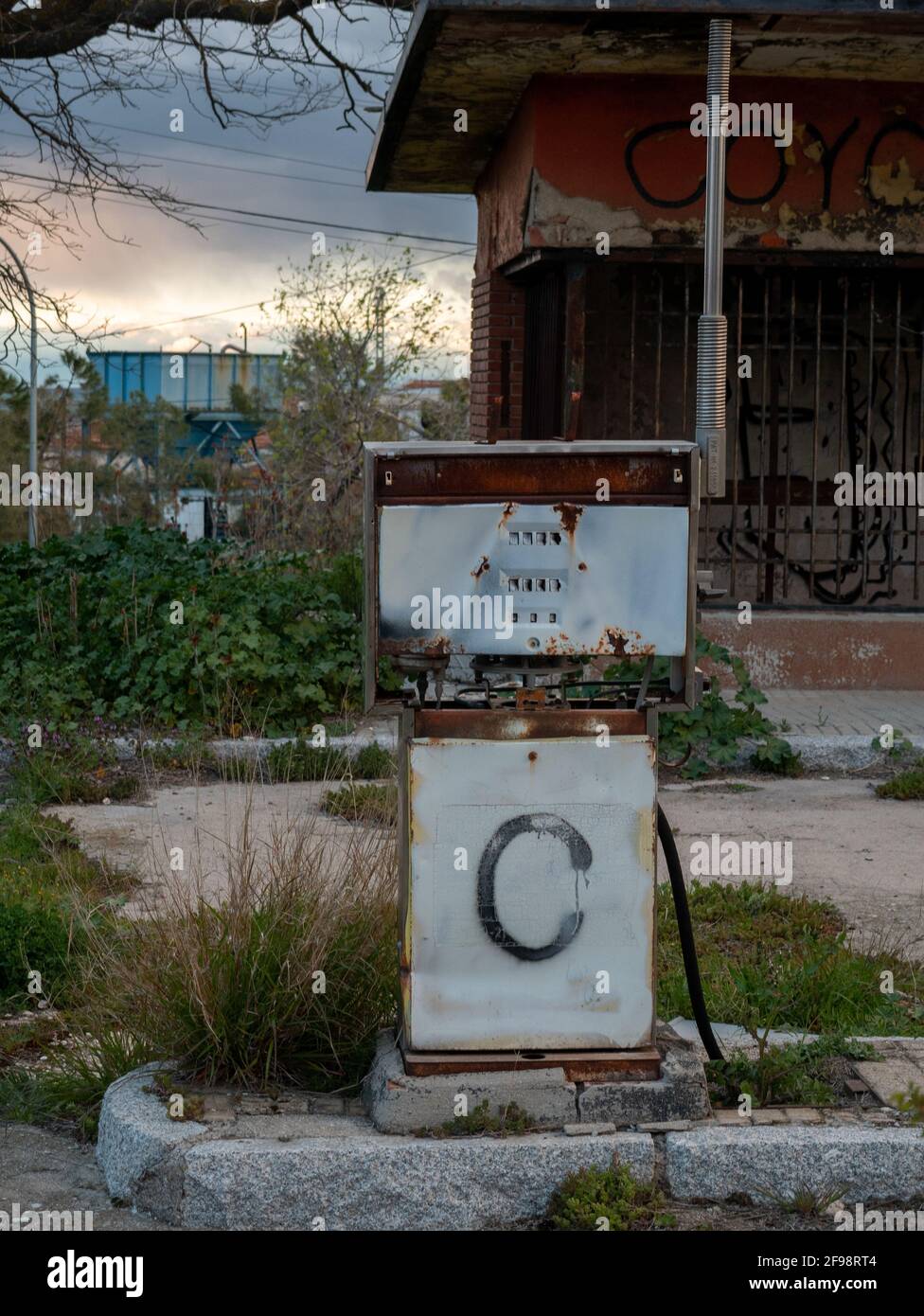 Plan vertical d'une ancienne station-service vandalisée et délabrée depuis les années 60 Banque D'Images