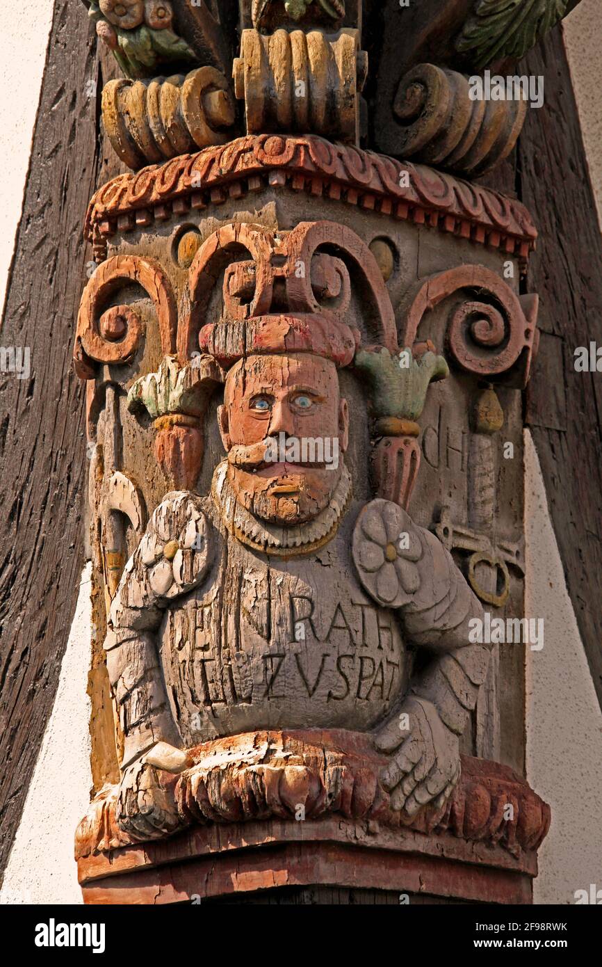 Sculptures ornementales sur la poutre d'angle d'une maison à colombages, vieille ville, Kronberg im Taunus, Hesse, Allemagne Banque D'Images
