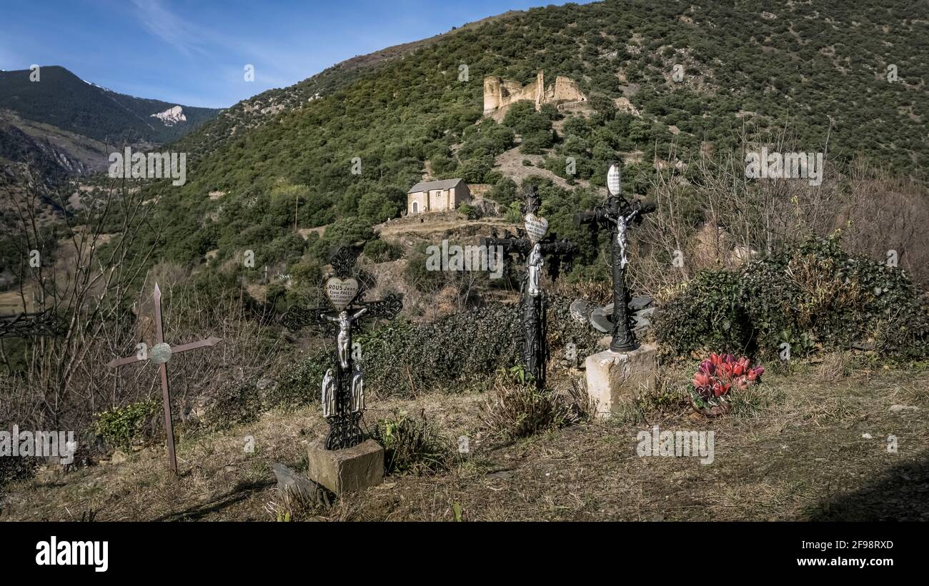 Vue sur les ruines du château d'Evol, construit au XIIIe siècle. En face de lui la chapelle qui lui appartient, qui a été reconstruite au XVIIIe siècle. Banque D'Images