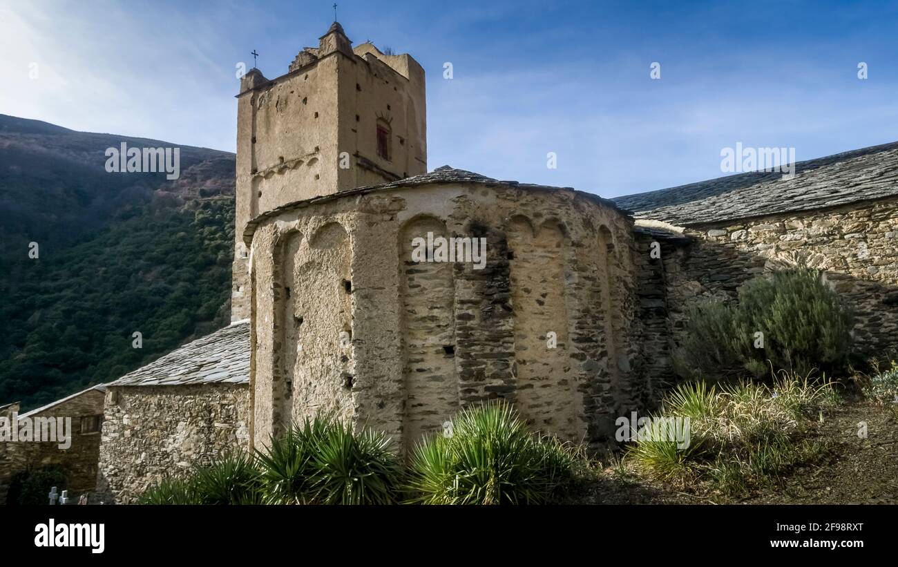 Église Saint André à Evol. Construit au XIe siècle dans le style roman. Monument historique. Les plus Beaux villages de France. Banque D'Images