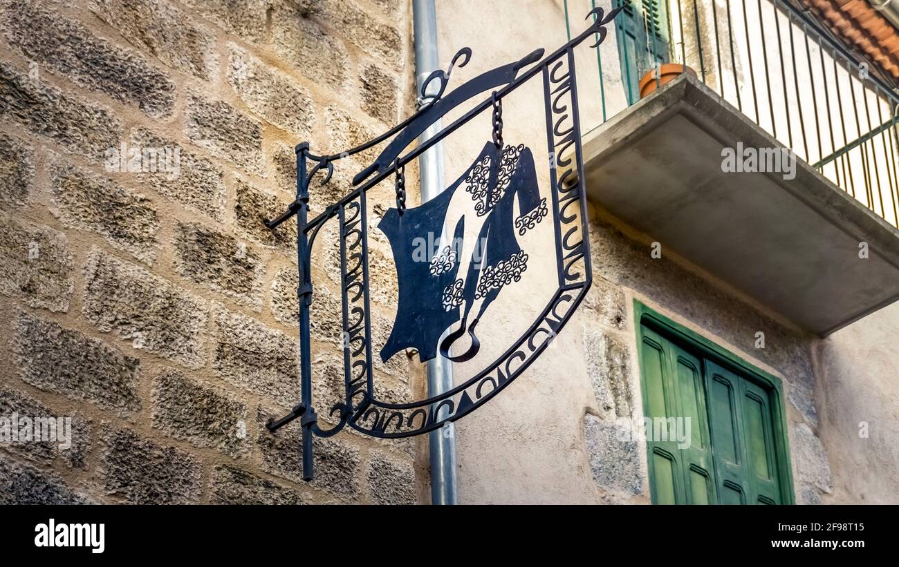 Signe publicitaire à Villefranche de Conflent. Plus belles villes de France. Le village fortifié est un site classé au patrimoine mondial de l'UNESCO. Banque D'Images