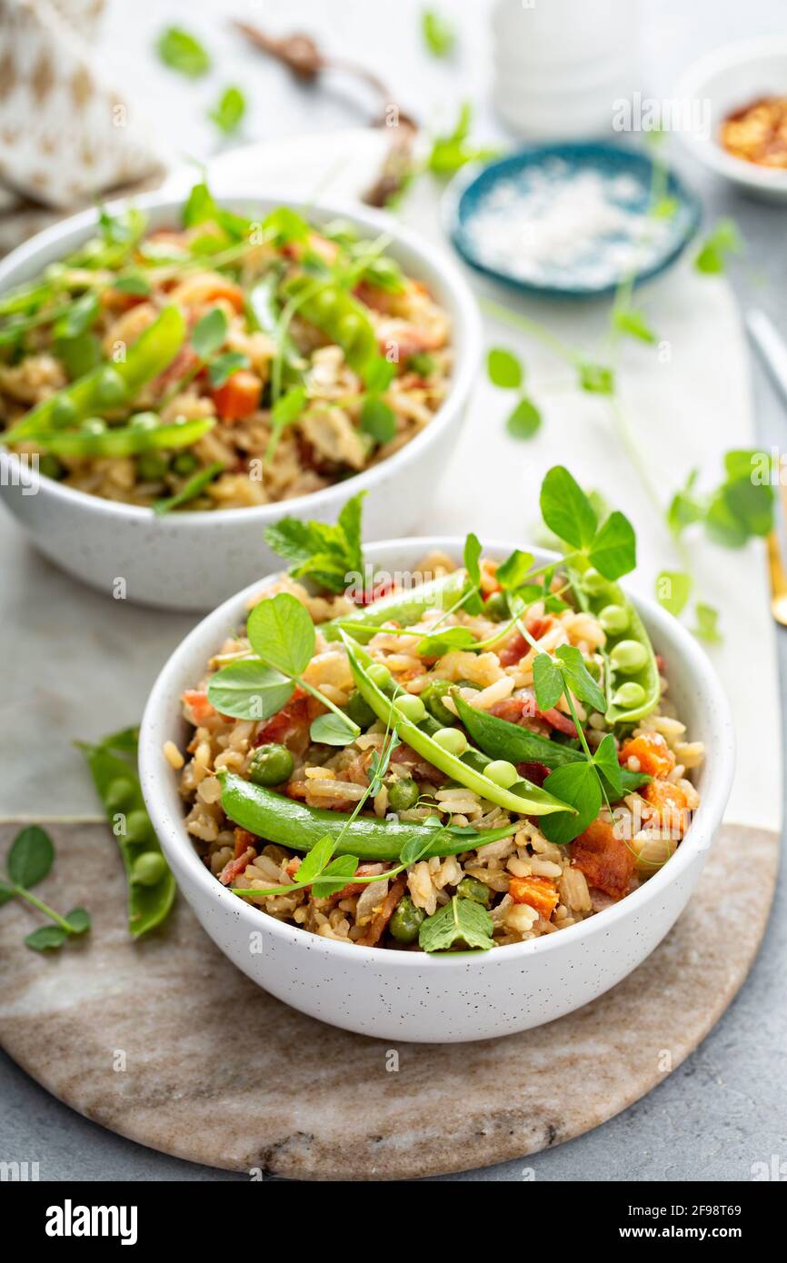Petit déjeuner riz frit avec bacon et petits pois Banque D'Images