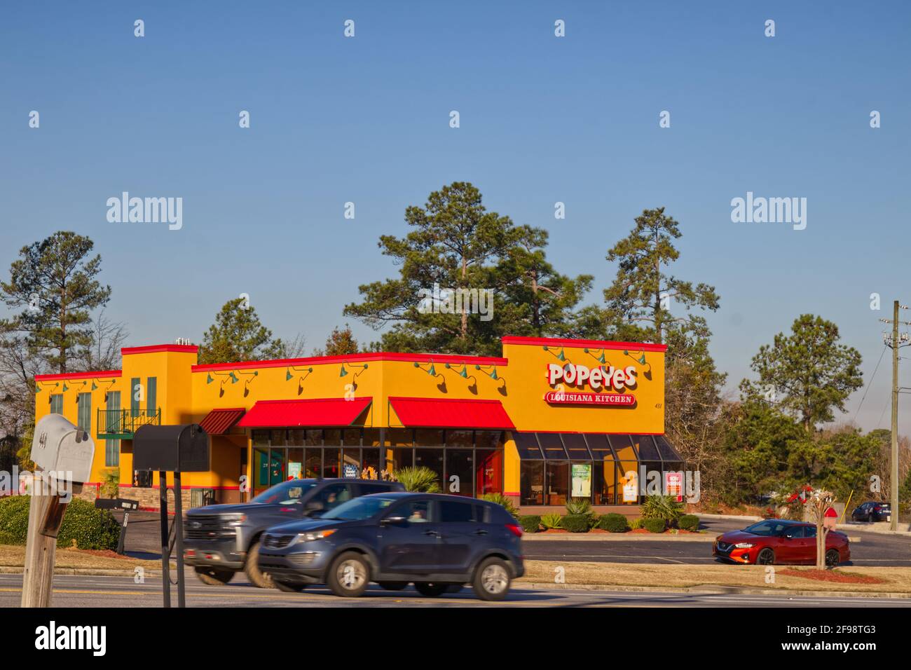 Columbia County, GA USA - 02 24 21: Popeyes Fried Chicken Restaurant trafic et boîtes aux lettres sur la route de Belair Banque D'Images