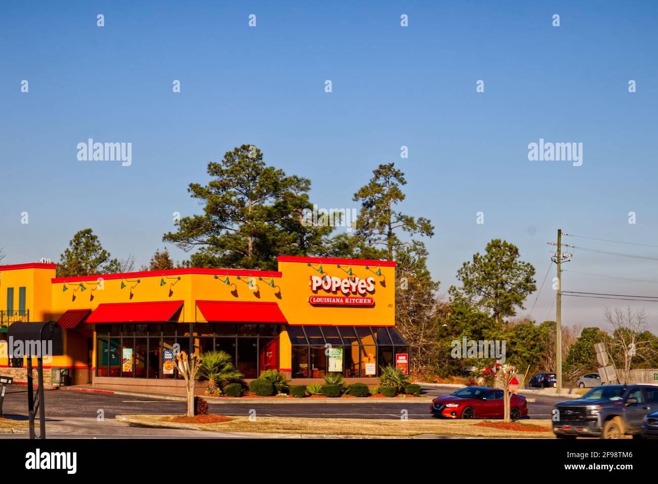Columbia County, GA USA - 02 24 21: Popeyes Fried Chicken Restaurant trafic clair ciel Belair route Banque D'Images