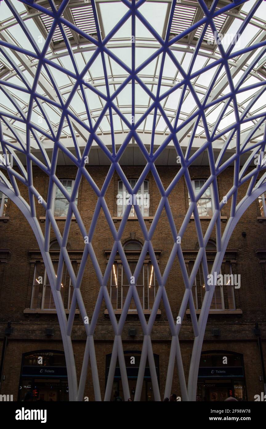 Photo verticale d'une voûte de tubes en éventail semi-circulaire moderne, Victoria and Albert Museum, Royaume-Uni Banque D'Images