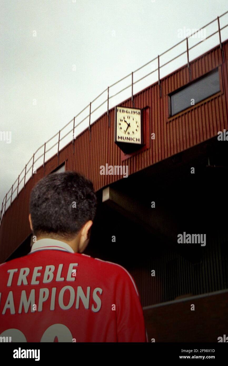 Stade Old Trafford, Manchester, Royaume-Uni. 21 octobre 2000. Ruben Setiawan, un fan de Manchester United d'Indonésie, l'un des fondateurs du club Indomanutd Supporters, Portant un maillot Manchester United personnalisé, se posant pour être photographié alors qu'il surplombe le monument commémoratif de Munich Air Disaster placé au sommet du stade Old Trafford, avant le match Manchester United contre Leeds United dans la saison 2000-01 de FA Carling Premiership, le 21 octobre 2000. Banque D'Images