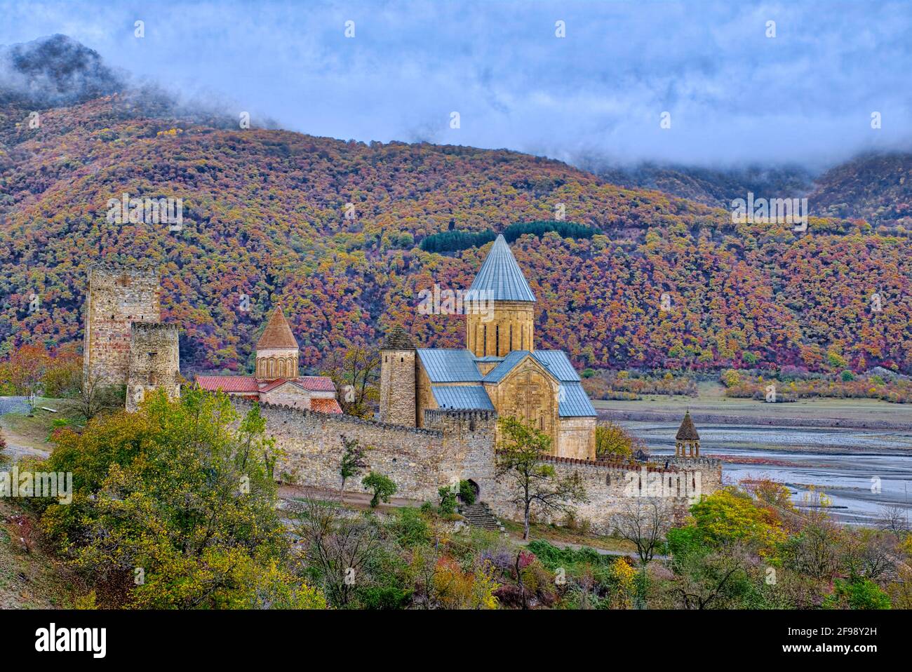 Ananuri est l'un des endroits les plus touristiques de Géorgie. C'est une forteresse avec une paire d'églises et une tour défensive du XIe siècle à l'intérieur. La forteresse com Banque D'Images